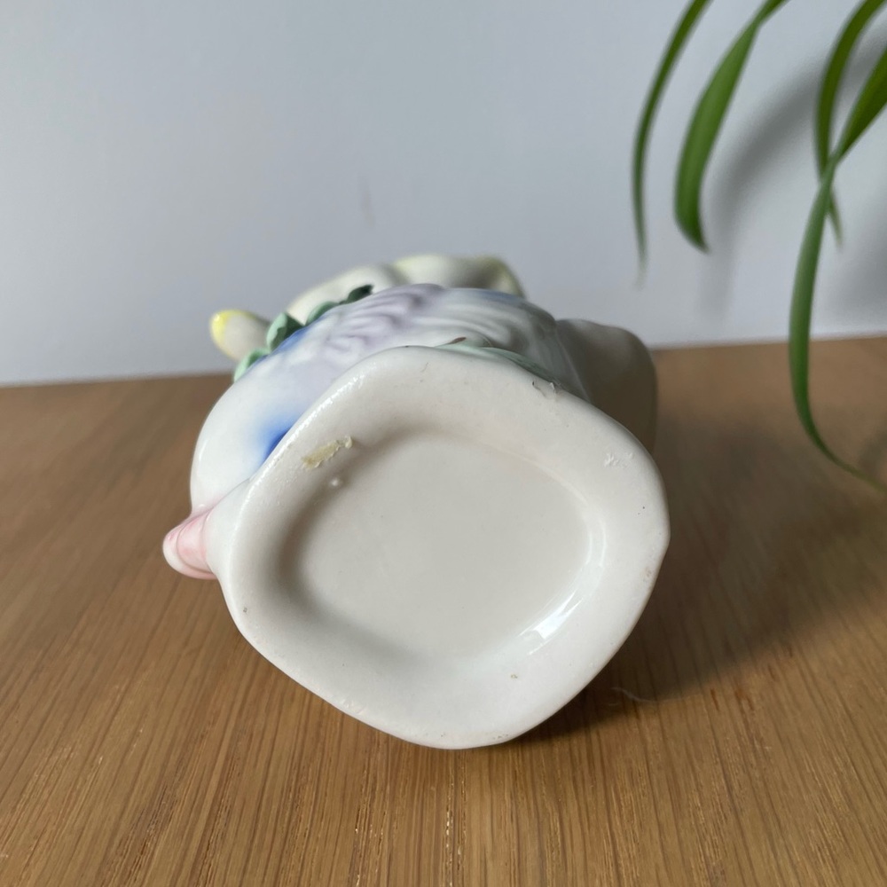 Mid-century Porcelain Swan Bud Vase with Pastel Accents - Picture 10 of 14